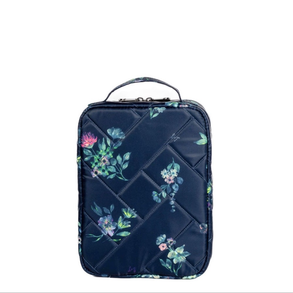 Lug Wingback Hanging Toiletry Case in Boutique Navy